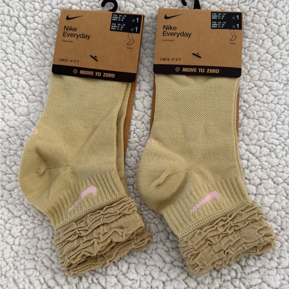 Womens Nike Everyday Lightweight Dri-FIT Ruffle Ankle Socks